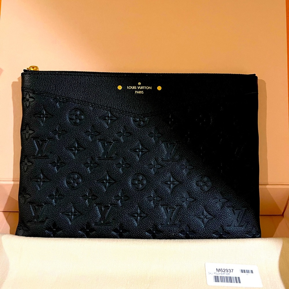Louis Vuitton Daily Pouch - Black